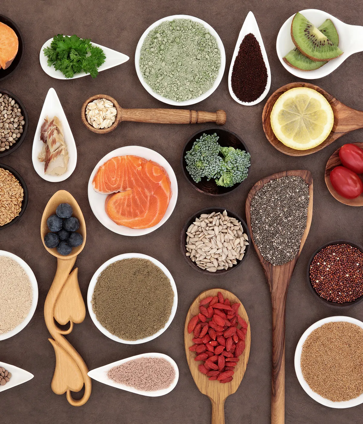 Bancada com ingredientes frescos separados e prontos para o preparo